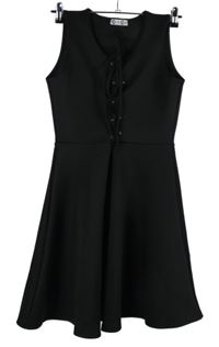 Dámske čierne šaty so šnurovaním