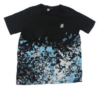 Čierno-modro-sivé tričko so vzorom a písmeny