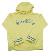 Žlutá mikina s nápisem a kapucí