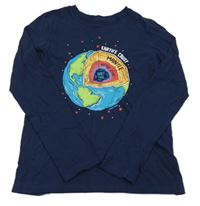 Tmavomodré triko se zeměkoulí