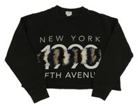 Černá crop mikina s nápisem a chlupatým prvkem River Island