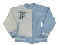 Světlemodro-biela baseballová mikina s nápismi a písmenem