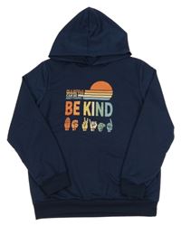 Tmavomodrá ľahká mikina s nápisom a kapucňou