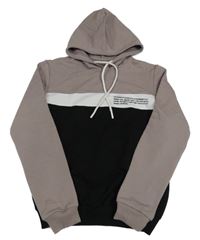 Černo-bílo-šedohnědá mikina s nápisy a kapucí