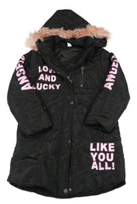 Černo-růžová šusťáková zimní bunda s nápisy a kapucí s kožešinou 