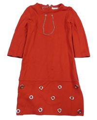 Červené šaty s řetězy a cvokmi 