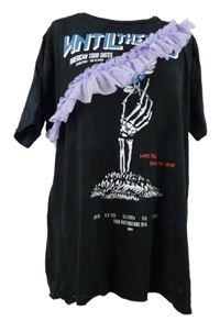 Dámske čierne tričko s potlačou a volánikom Asos