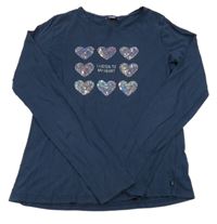 Tmavomodré tričko so srdíčky z flitrů Okaidi