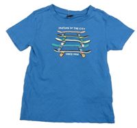 Modré tričko se skateboardy