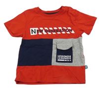 Červeno-sivo-tmavomodré tričko s nápisom a vreckom