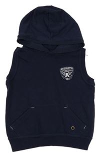 Tmavomodrá tepláková vesta s nášivkou a kapucňou