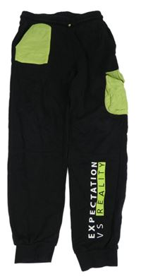 Čierno-zelené tepláky s nápisom a vreckom