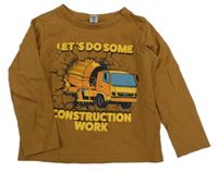 Hnědé triko s mixem a nápisy dopodopo