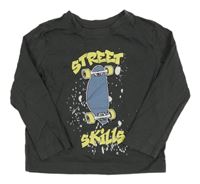 Tmavosivé tričko so skateboardom a nápismi