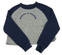 Sivo-tmavomodré melírované úpletové crop tričko s nápisom