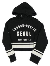 Čierna crop mikina s bielymi pruhmi a nápisom a kapucňou H&M