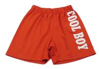 Červené športové kraťasy s bielým nápisom