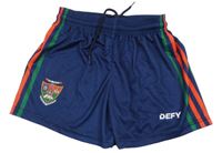 Tmavomodré športové kraťasy s pruhmi a erbem