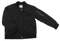 Černý šusťákový jarní bomber s nápisem 