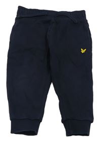 Tmavomodré tepláky s nášivkou Lyle&Scott