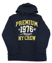 Tmavomodrá mikina s nápismi a číslom a kapucňou C&A