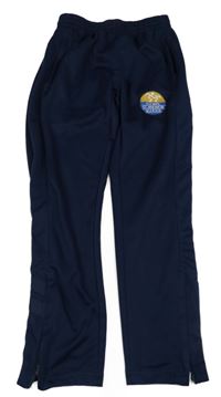 Tmavomodré sportovní tepláky s nášivkou