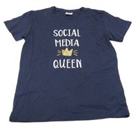 Tmavomodré tričko s nápisom a korunkou Y.F.K.