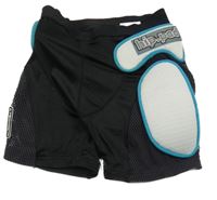 Čierno-biele športové kraťasy s chráničmi