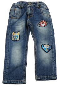 Tmavomodré rifle s nášivkami