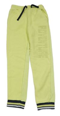 Neónově žlté tepláky s nápisom