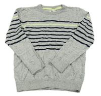 Sivý sveter s čiernymi prúžkami