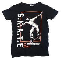 Čierne tričko so skateboardistou Chapter