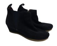 Dámské tmavomodré semišové kotníkové boty na klínku vel. 40