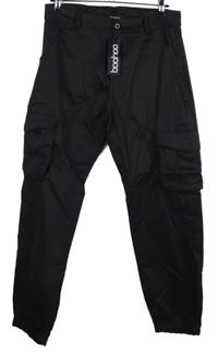 Nové - Dámské černé cargo kalhoty s kapsami Boohoo