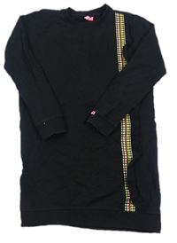 Čierne teplákové šaty s výšívanými farebnymi pruhmi
