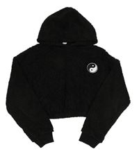 Čierna chlpatá crop mikina so znakem yin yang a kapucňou Shein