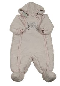 Světlerůžová šusťáková zimní kombinéza s mašlí a kapucí C&A