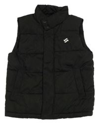 Čierna šušťáková zateplená vesta s nášivkou Nutmeg