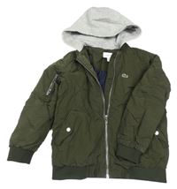 Khaki šusťáková zateplená bomber bunda s šedou teplákovou kapucí Lacoste