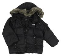 Černá prošívaná šusťáková zimní bunda s nášivkou a kapucí s kožešinou RIVER ISLAND