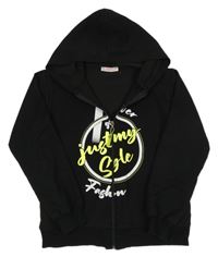 Čierna prepínaci mikina s nápisom a kapucňou