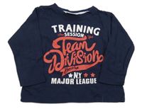 Tmavomodré triko s nápisy 