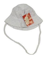 Bílý květovaný klobouk