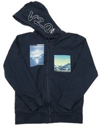 Tmavomodrá propínací mikina s potiskem a kapucí 