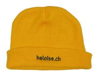 Žlutá pletená čepice s nápisem