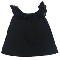 Čierny crop top s volánikom s madeirou V BY VERY