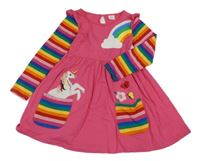 Tmavorůžovo-barevné pruhované šaty s jednorožcem a duhou a volánky 