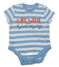 Bielo-svetlomodré pruhované body s nápisom F&F