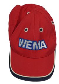 Červená kšiltovka s nápisem 