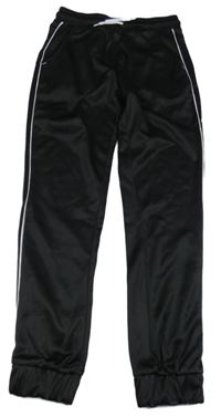 Čierne športové nohavice s proužkem